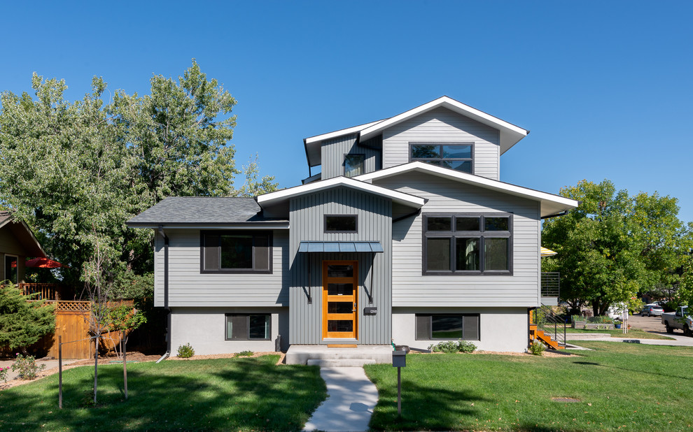 Inspiration pour une façade de maison grise design avec un revêtement mixte, un toit à deux pans et un toit en shingle.