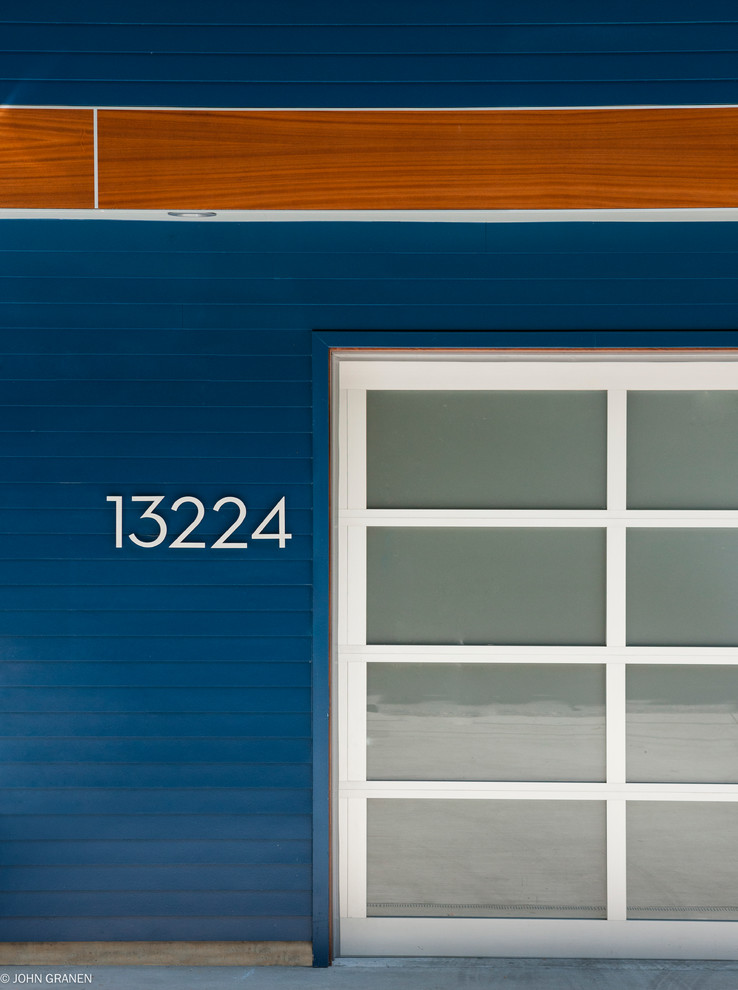 Idee per la casa con tetto a falda unica blu contemporaneo a due piani con rivestimento con lastre in cemento