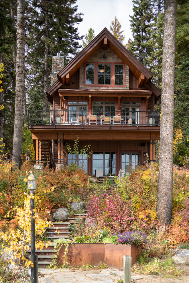 Aménagement d'une façade de maison marron montagne en bois à deux étages et plus avec un toit à deux pans.