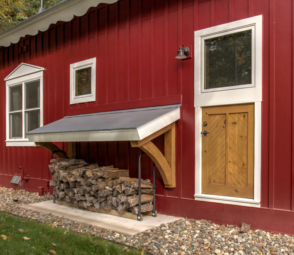 Modelo de fachada de casa roja nórdica de tamaño medio de dos plantas con revestimiento de aglomerado de cemento, tejado a dos aguas y tejado de teja de madera