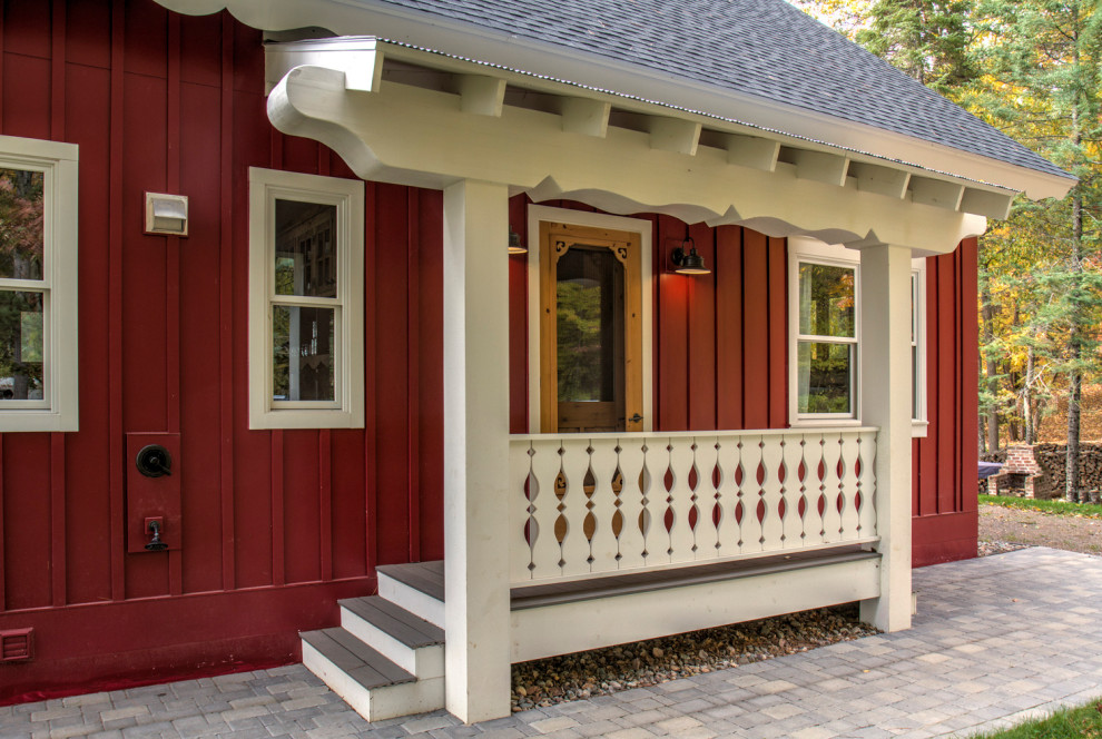 Mittelgroßes, Zweistöckiges Skandinavisches Einfamilienhaus mit Faserzement-Fassade, roter Fassadenfarbe, Satteldach und Schindeldach in Minneapolis