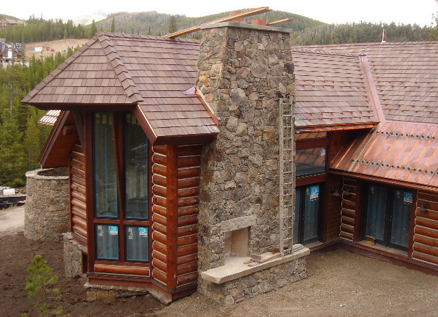 Пример оригинального дизайна: двухэтажный, деревянный частный загородный дом среднего размера в стиле рустика с черепичной крышей