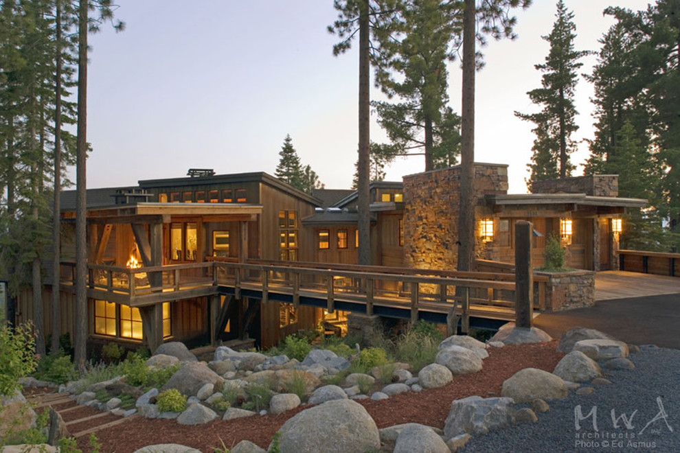 Свежая идея для дизайна: большой, деревянный, коричневый, двухэтажный частный загородный дом в современном стиле с односкатной крышей - отличное фото интерьера