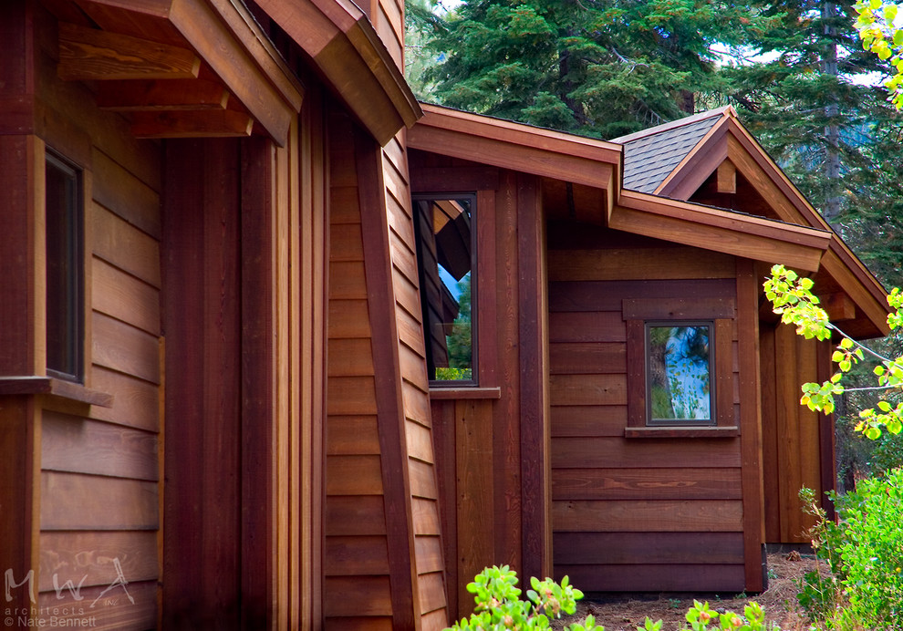 Große, Dreistöckige Rustikale Holzfassade Haus mit brauner Fassadenfarbe und Satteldach in Sacramento
