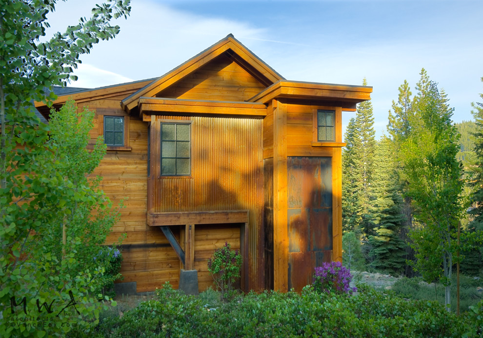 На фото: коричневый частный загородный дом в современном стиле с облицовкой из металла с