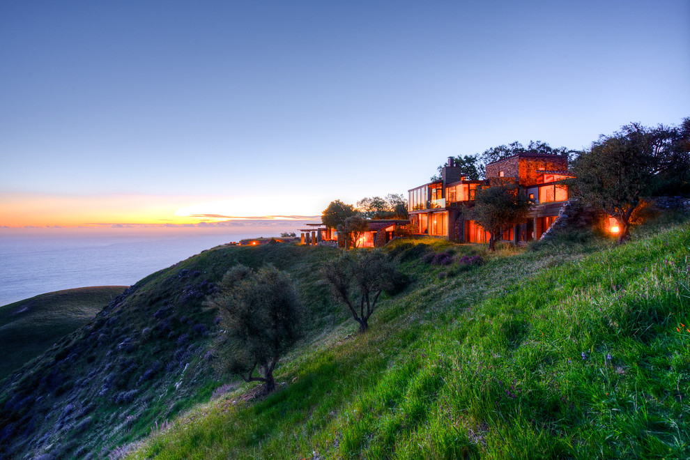 サンフランシスコにあるラグジュアリーな巨大な地中海スタイルのおしゃれな家の外観 (混合材サイディング) の写真