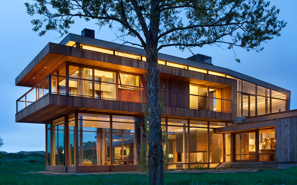 Idee per la facciata di una casa contemporanea a due piani con rivestimento in vetro