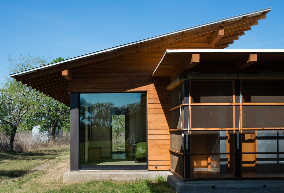 Идея дизайна: деревянный, одноэтажный, разноцветный частный загородный дом среднего размера в стиле модернизм