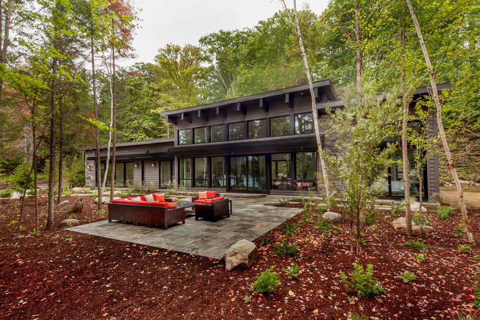 Cette image montre une façade de maison verte design de taille moyenne et de plain-pied.