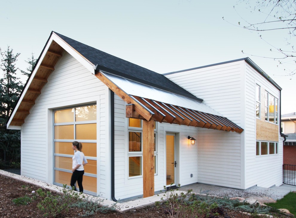 Идея дизайна: двухэтажный, деревянный, белый дом в скандинавском стиле с двускатной крышей и крышей из гибкой черепицы