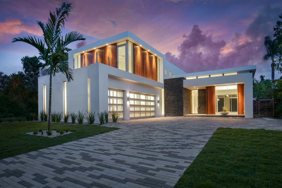Стильный дизайн: двухэтажный, белый частный загородный дом среднего размера в стиле модернизм с комбинированной облицовкой, плоской крышей и зеленой крышей - последний тренд