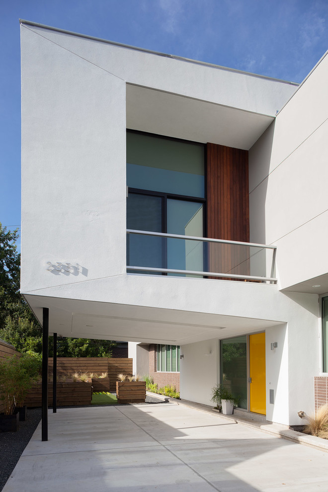 Contemporary two floor house exterior in Houston.