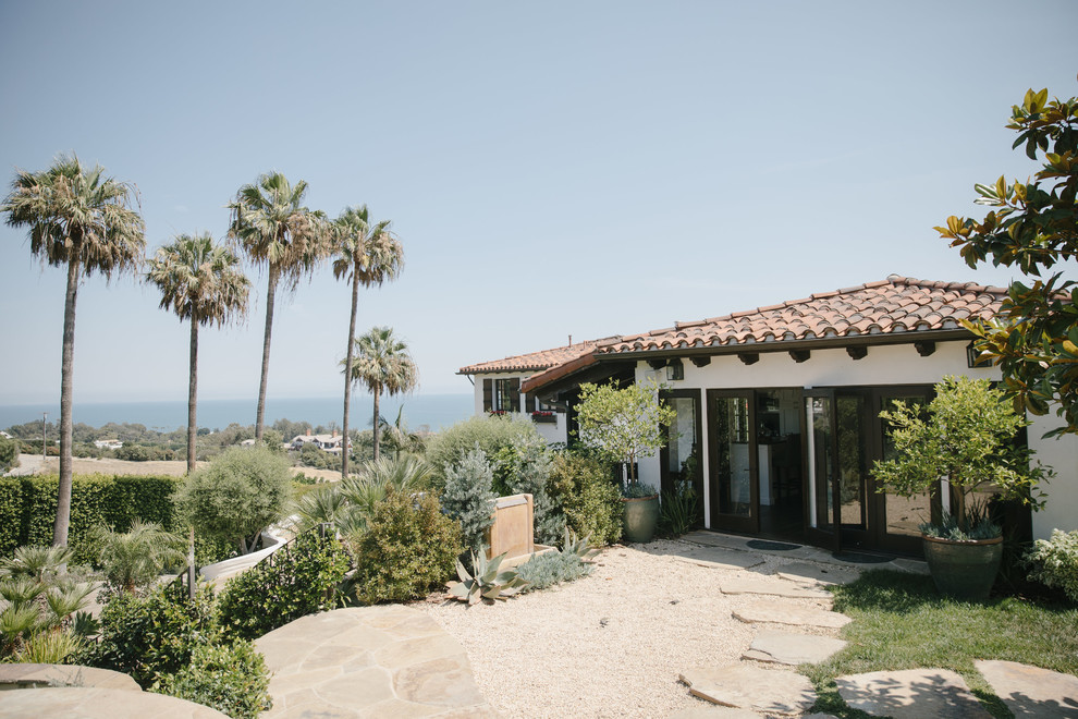 Zweistöckiges Mediterranes Einfamilienhaus mit Betonfassade, weißer Fassadenfarbe, Satteldach und Ziegeldach in Los Angeles