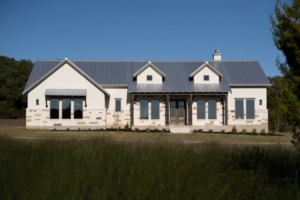 Diseño de fachada de casa beige de estilo de casa de campo grande de una planta con tejado de metal