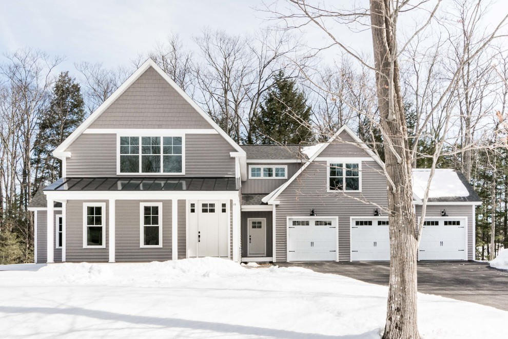 Großes, Zweistöckiges Landhaus Einfamilienhaus mit Vinylfassade, grauer Fassadenfarbe, Misch-Dachdeckung und Satteldach in Portland Maine