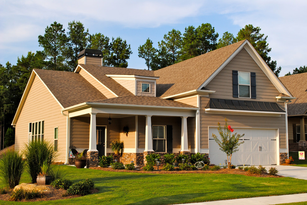 Kleines, Einstöckiges Rustikales Einfamilienhaus mit Mix-Fassade, beiger Fassadenfarbe, Satteldach und Schindeldach in Atlanta