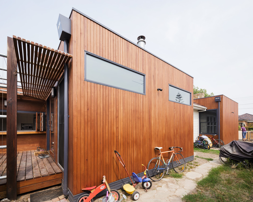 Cette photo montre une façade de maison blanche moderne en bois de taille moyenne et de plain-pied.
