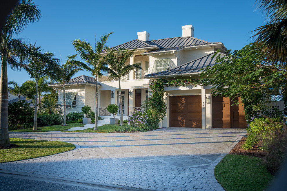 Zweistöckiges Einfamilienhaus mit weißer Fassadenfarbe, Walmdach und Blechdach in Tampa