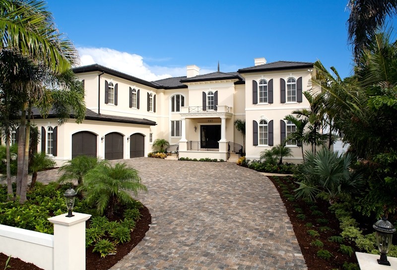 На фото: большой, двухэтажный, белый дом в средиземноморском стиле с облицовкой из цементной штукатурки и вальмовой крышей