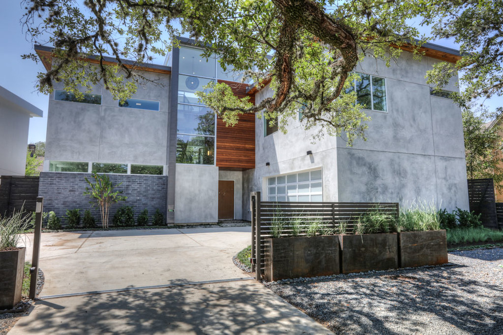 Diseño de fachada de casa gris minimalista de tamaño medio de tres plantas con tejado plano, tejado de metal y revestimientos combinados