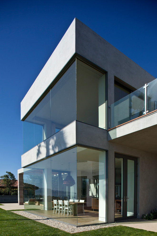 Источник вдохновения для домашнего уюта: большой, двухэтажный, серый частный загородный дом в морском стиле с облицовкой из бетона и плоской крышей