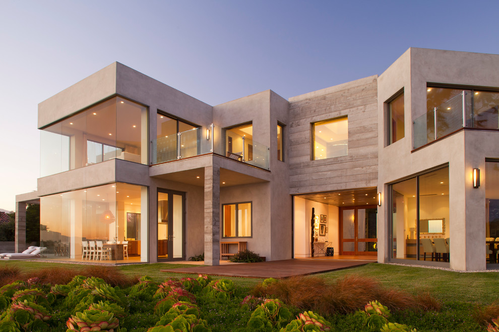 Идея дизайна: большой, двухэтажный, серый частный загородный дом в морском стиле с облицовкой из бетона и плоской крышей