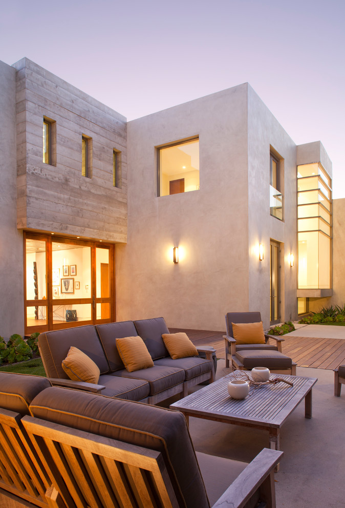 Стильный дизайн: большой, двухэтажный, серый частный загородный дом в морском стиле с облицовкой из бетона и плоской крышей - последний тренд