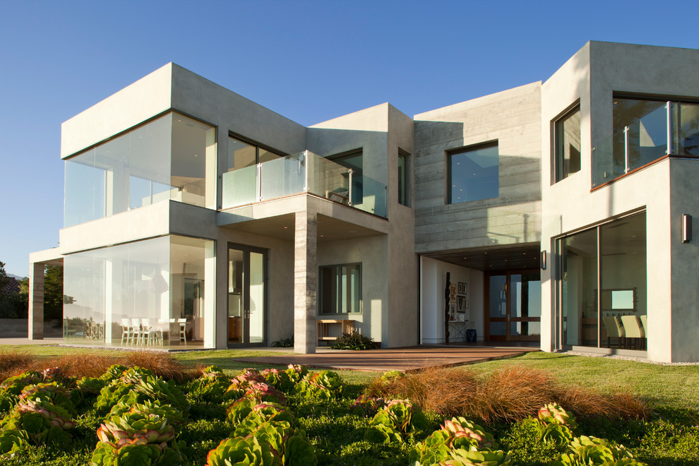 Großes, Zweistöckiges Maritimes Einfamilienhaus mit Betonfassade, grauer Fassadenfarbe und Flachdach in Los Angeles