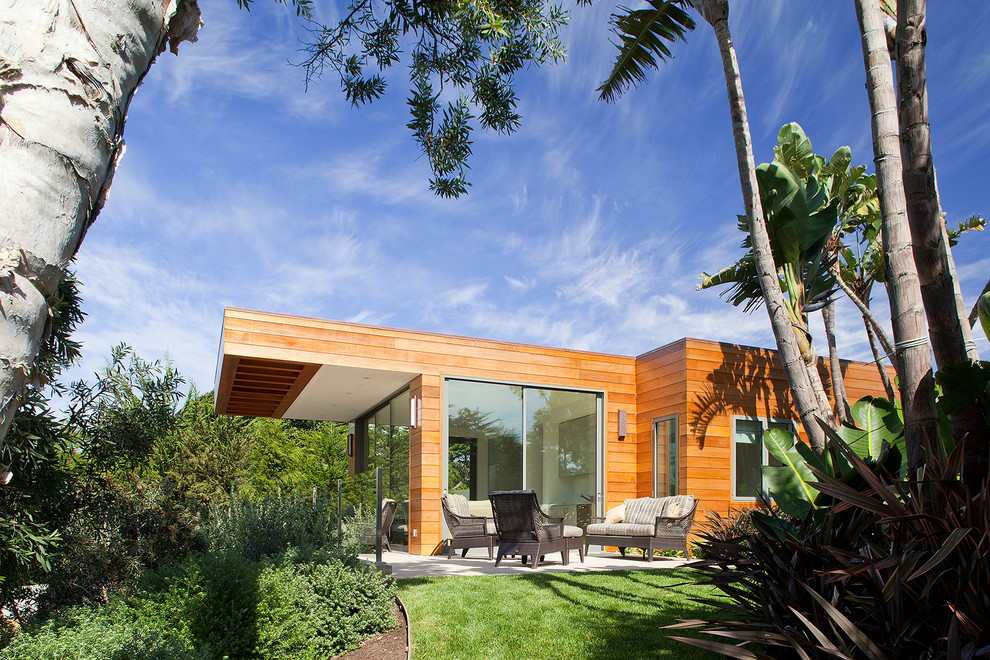 На фото: большой, двухэтажный, серый частный загородный дом в морском стиле с облицовкой из бетона и плоской крышей