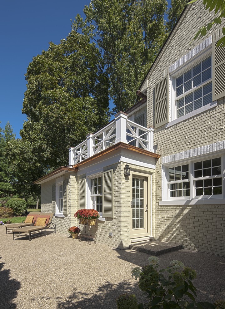 Пример оригинального дизайна: маленький, одноэтажный, бежевый, кирпичный частный загородный дом в стиле неоклассика (современная классика) для на участке и в саду