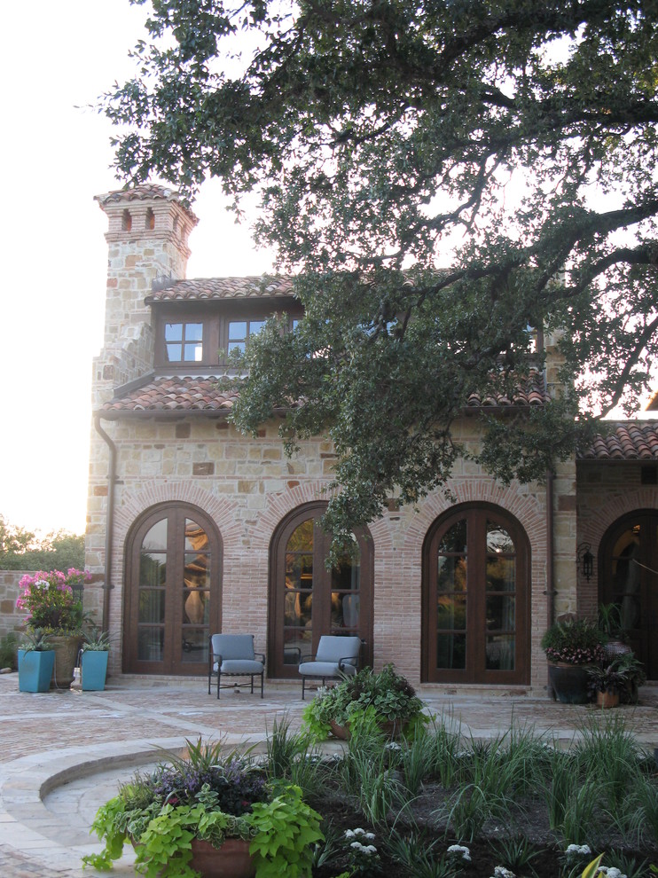 Mediterranes Haus mit Backsteinfassade in Austin