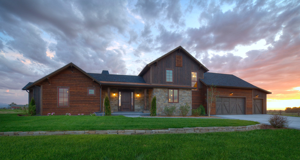 Mittelgroßes, Einstöckiges Country Haus mit Mix-Fassade, brauner Fassadenfarbe und Satteldach in Sonstige