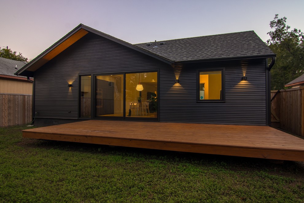 Cette image montre une petite façade de maison noire nordique en bois de plain-pied avec un toit à deux pans et un toit en shingle.