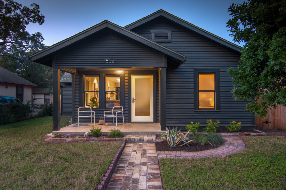 Kleines, Einstöckiges Nordisches Haus mit schwarzer Fassadenfarbe, Satteldach und Schindeldach in Austin