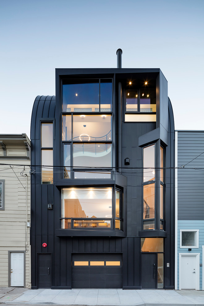 Kleines, Dreistöckiges Haus mit Metallfassade, schwarzer Fassadenfarbe und Flachdach in San Francisco