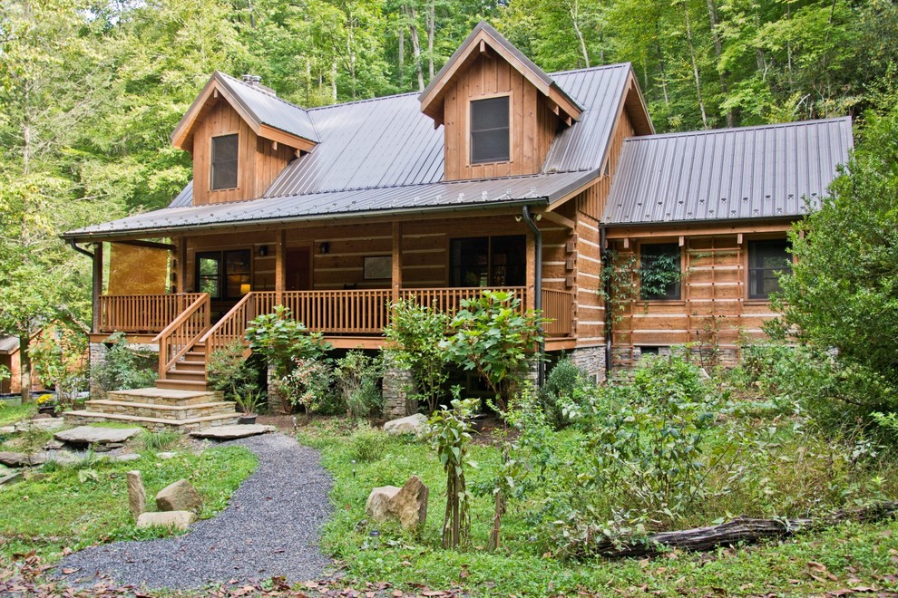 Diseño de fachada de casa marrón rural de tamaño medio de dos plantas con revestimiento de madera y tejado de metal