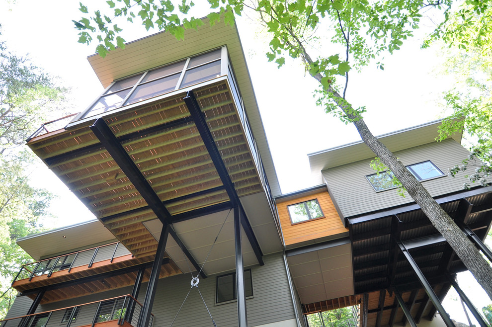 Mittelgroße, Zweistöckige Rustikale Holzfassade Haus mit grauer Fassadenfarbe und Flachdach in Sonstige