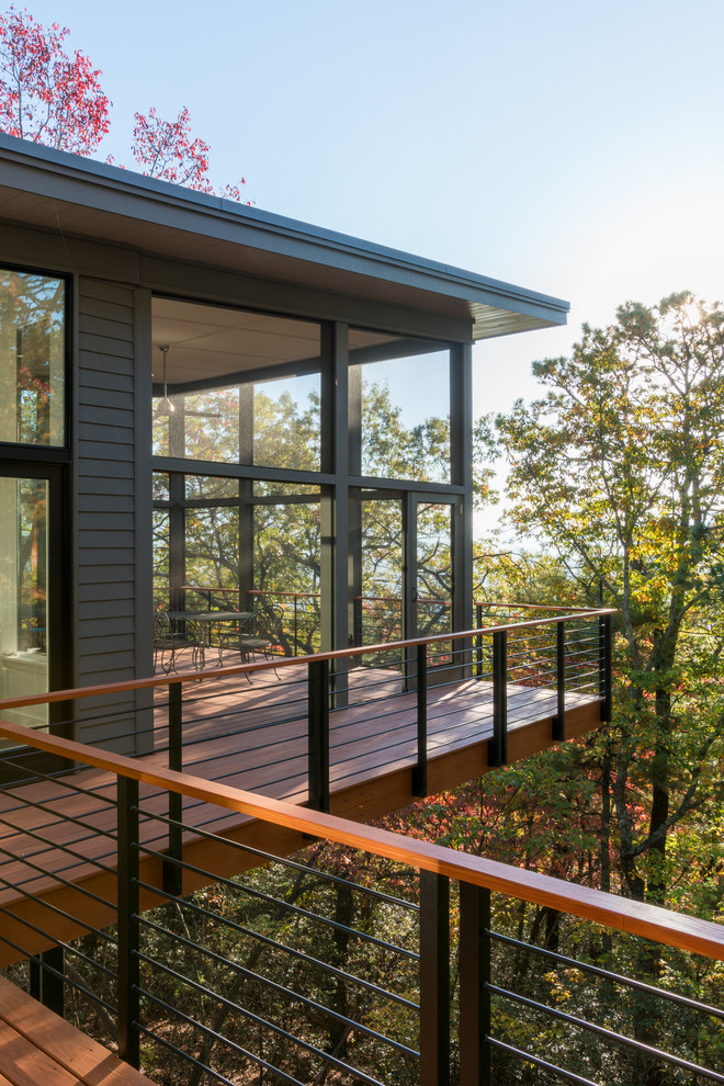 Mittelgroße, Zweistöckige Urige Holzfassade Haus mit grauer Fassadenfarbe und Flachdach in Sonstige
