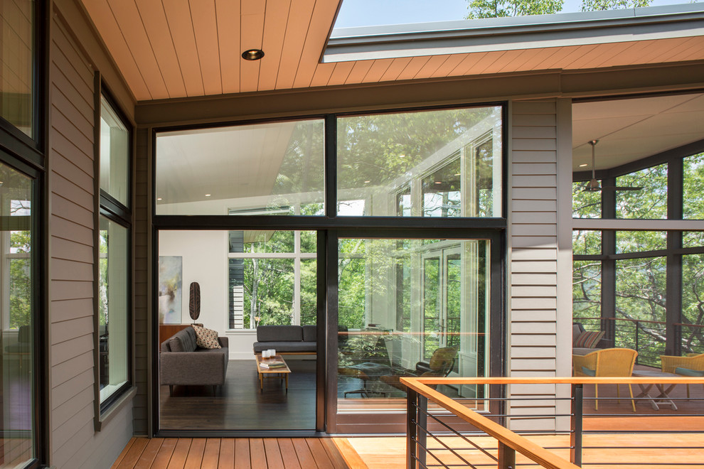 Стильный дизайн: двухэтажный, деревянный, серый дом среднего размера в стиле рустика с плоской крышей - последний тренд