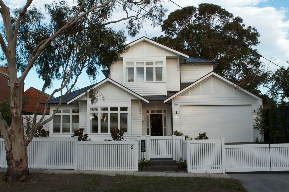 Große, Zweistöckige Klassische Holzfassade Haus mit weißer Fassadenfarbe in Melbourne