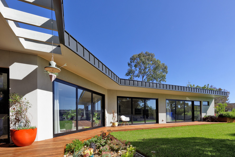 Mittelgroßes, Einstöckiges Modernes Einfamilienhaus mit grauer Fassadenfarbe, Flachdach und Blechdach in Melbourne