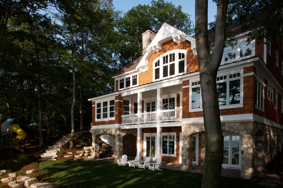 Esempio della facciata di una casa grande marrone classica a tre piani