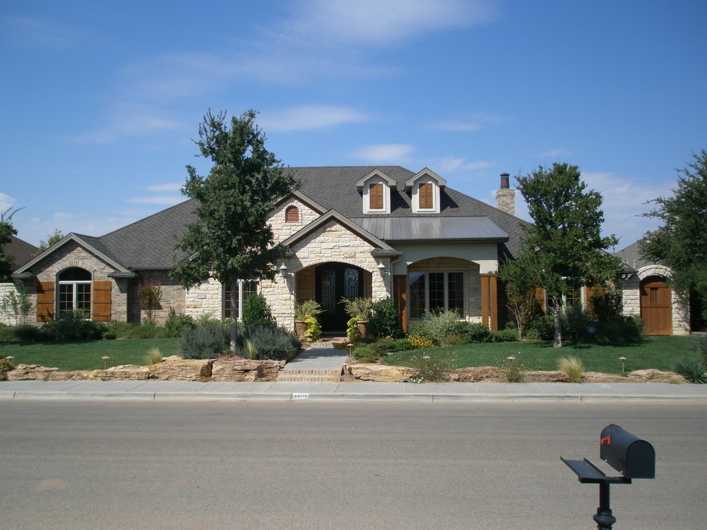Foto på ett amerikanskt beige hus, med allt i ett plan och blandad fasad