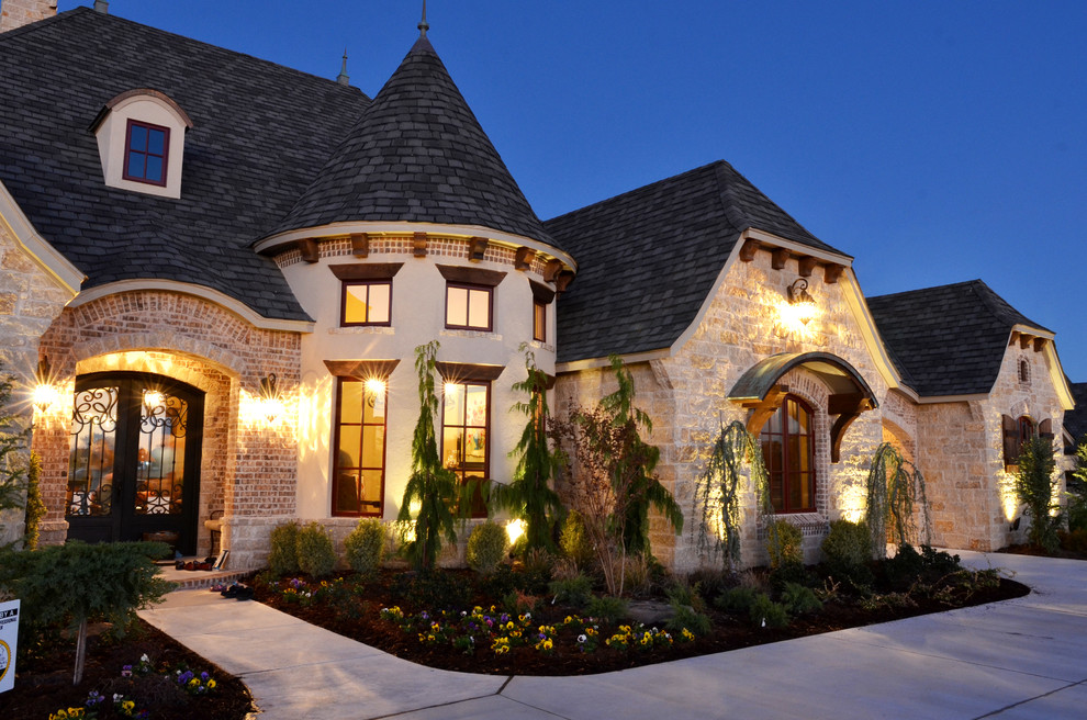 На фото: большой, двухэтажный, бежевый дом в средиземноморском стиле с облицовкой из камня и вальмовой крышей с