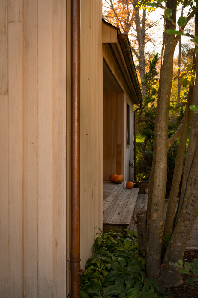 Diseño de fachada de casa moderna con revestimiento de madera