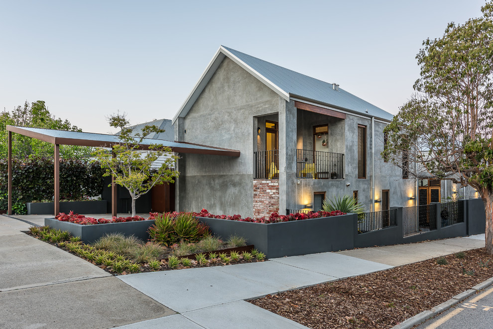 Стильный дизайн: двухэтажный, серый дом в современном стиле с облицовкой из бетона и двускатной крышей - последний тренд