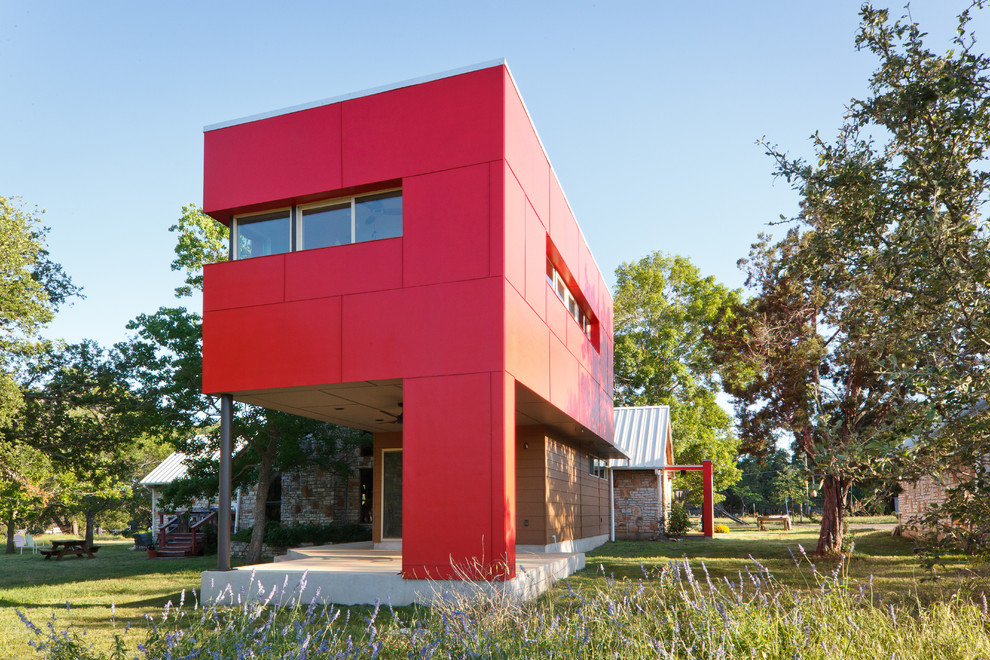 オースティンにあるコンテンポラリースタイルのおしゃれな赤い外壁の家の写真