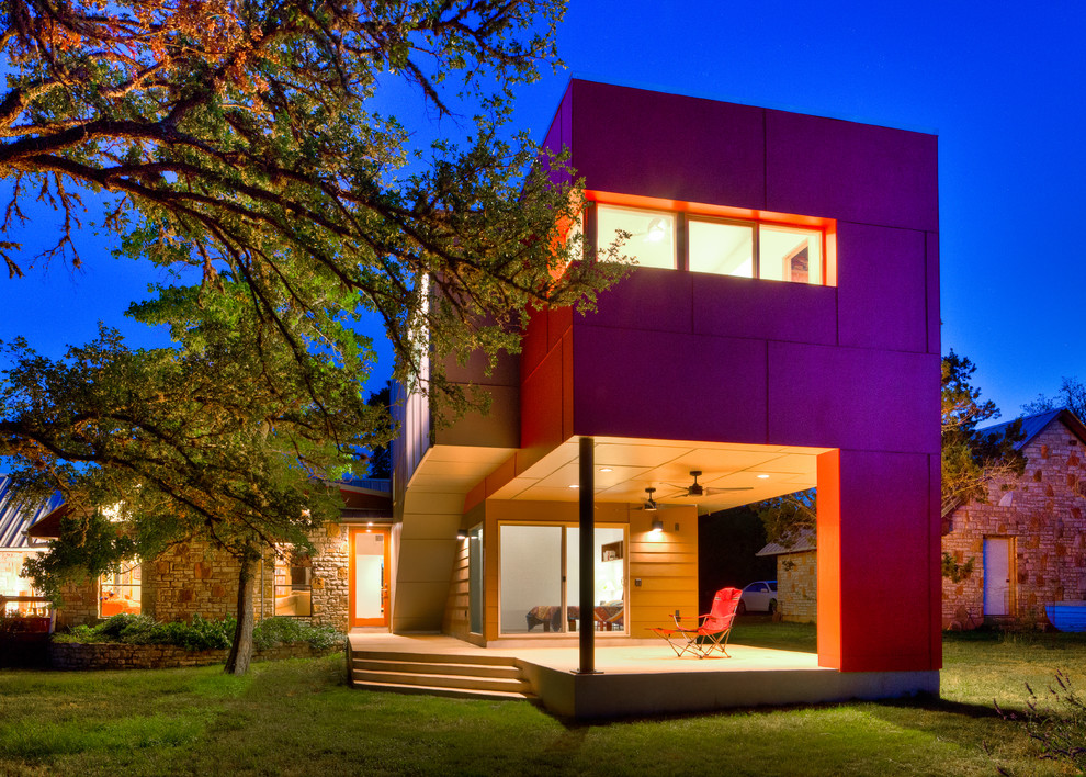 Modernes Haus mit roter Fassadenfarbe in Austin