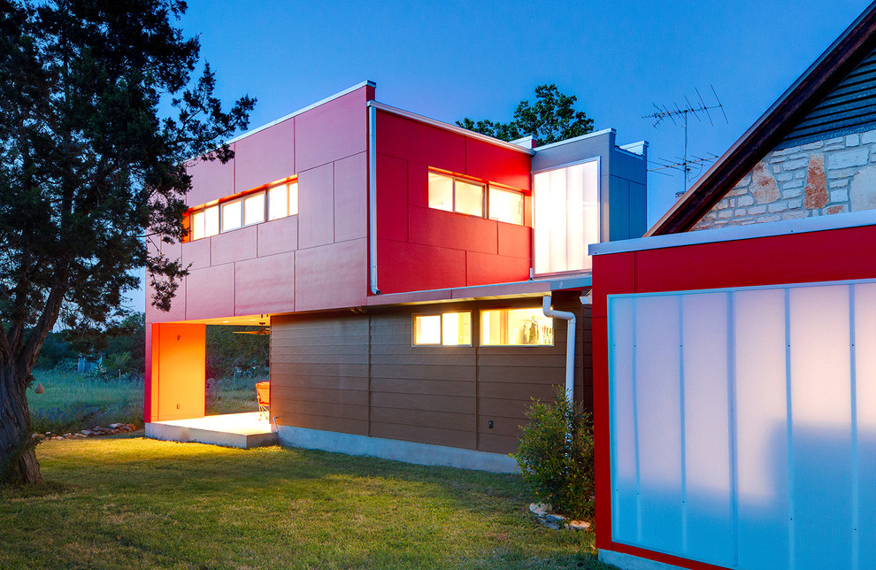 Ispirazione per la facciata di una casa rossa contemporanea