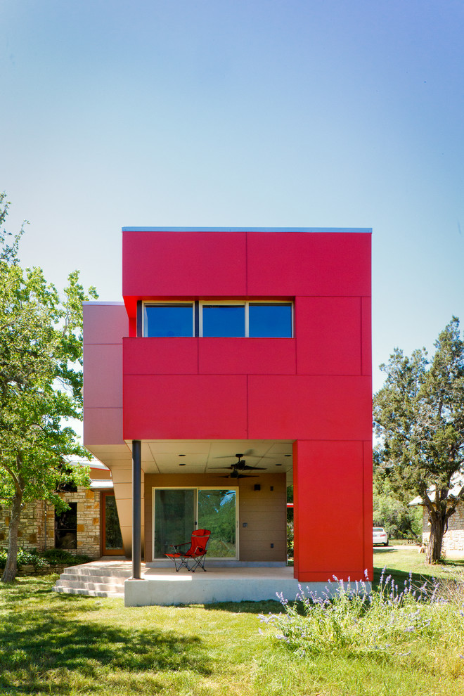 Idées déco pour une façade de maison rouge contemporaine.